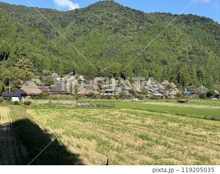 秋の京都美山　かやぶきの里 119205035