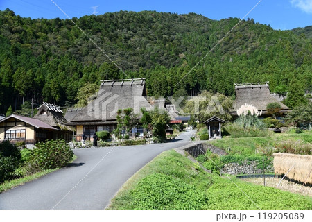 秋の京都美山 かやぶきの里 秋の京都美山 かやぶきの里 119205089