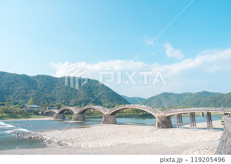 【山口県】岩国市の観光スポット晴れた日の錦帯橋 【山口県】岩国市の観光スポット晴れた日の錦帯橋 119205496