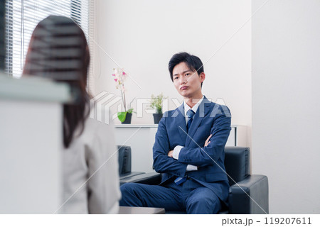 交渉が決裂して横柄な態度をとる営業マン 119207611