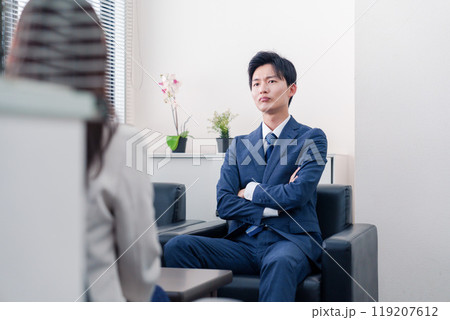 交渉が決裂して横柄な態度をとる営業マン 119207612