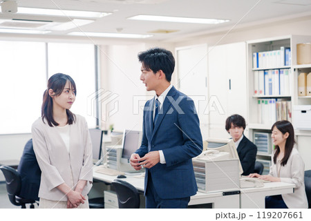 職場でハラスメントを受ける女性の社員 119207661