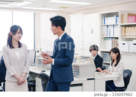 職場でハラスメントを受ける女性の社員 職場でハラスメントを受ける女性の社員 119207662