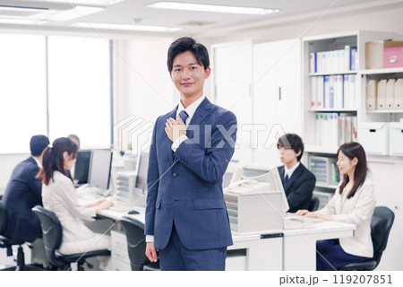 胸に手を当てて誠意を見せるスーツを着たビジネスマン 119207851