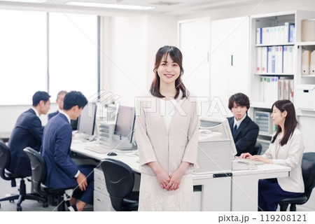 オフィスで笑顔を見せる若い女性社員 オフィスで笑顔を見せる若い女性社員 119208121