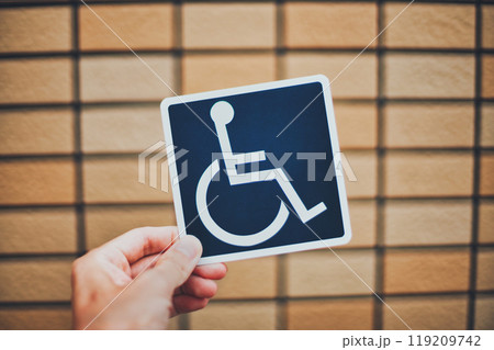 車椅子マークを持つ人の手元 119209742