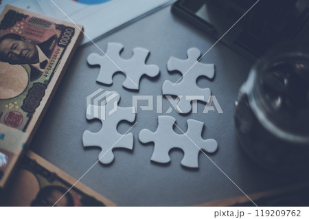 4つのパズルのピースとお金 4つのパズルのピースとお金 119209762