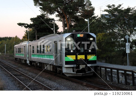 夕方の美馬牛駅に停車中のディーゼルカー　富良野線　　北海道 119210061