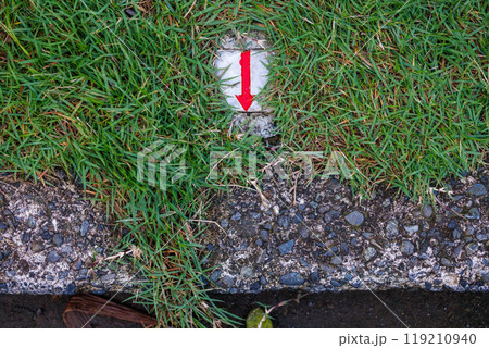 敷地の端に埋め込まれた土地の境界標識 119210940