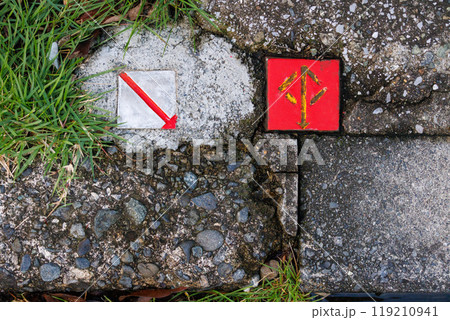 敷地の端に埋め込まれた土地の境界標識 119210941