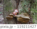 サルノコシカケに腰掛ける猿の人形 119211427