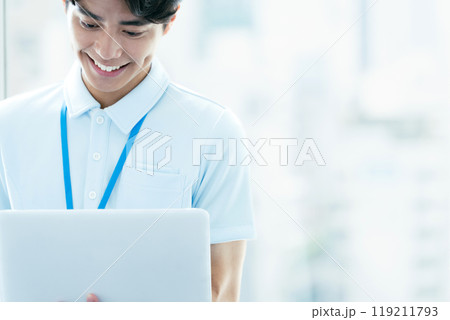 パソコン操作をする介護スタッフ 119211793