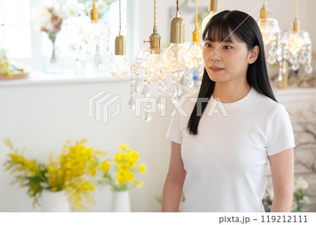 屋内のシャンデリアの中に立つ女性 屋内のシャンデリアの中に立つ女性 119212111