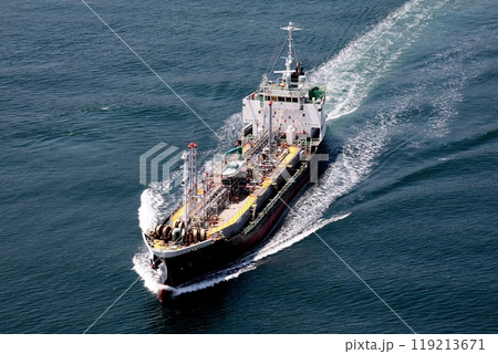 来島海峡大橋を通過するケミカル船 来島海峡大橋を通過するケミカル船 119213671