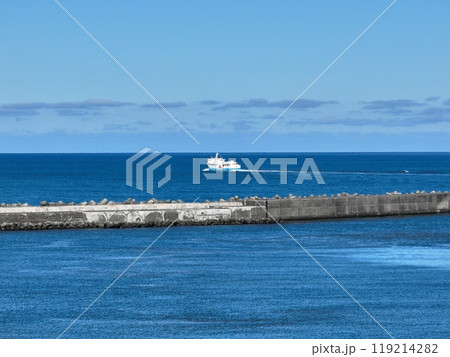 【空から見た北海道・羽幌】 羽幌港の岸壁外を航行する羽幌沿海フェリー 【空から見た北海道・羽幌】 羽幌港の岸壁外を航行する羽幌沿海フェリー 119214282