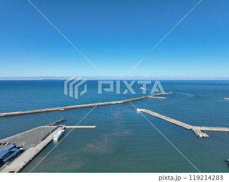 【空から見た北海道・羽幌港】　港から島に向けて航海するフェリー 119214283