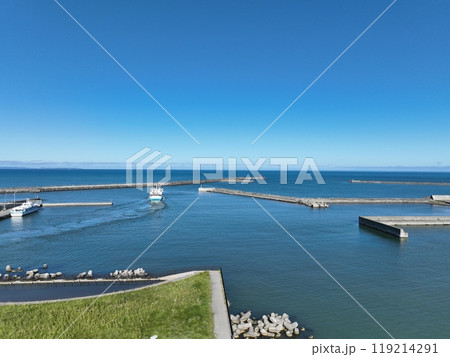 【北海道・羽幌上空から空撮】　羽幌港を離岸していく羽幌沿海フェリー 119214291