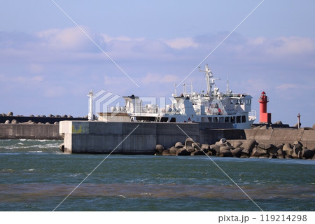 (北海道・羽幌町) 羽幌港の灯台先を通過していくフェリー (北海道・羽幌町) 羽幌港の灯台先を通過していくフェリー 119214298