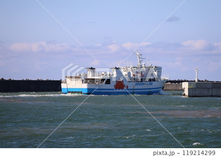 （北海道・羽幌町）　島へ向けて羽幌港を航海する羽幌沿海フェリー 119214299
