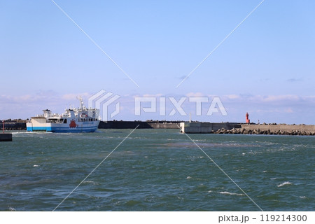 (北海道・羽幌港) 港内を航行する羽幌沿海フェリー (北海道・羽幌港) 港内を航行する羽幌沿海フェリー 119214300