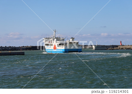 (北海道・羽幌町) 焼尻島と天売島に向けて羽幌港内を航行するフェリー (北海道・羽幌町) 焼尻島と天売島に向けて羽幌港内を航行するフェリー 119214301
