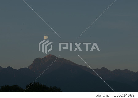 北杜市長坂町、南アルプス甲斐駒ケ岳に沈む八月の満月 119214668