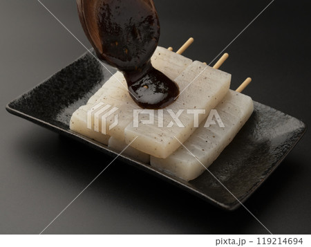 こんにゃく味噌田楽　こんにゃく味噌おでんに味噌だれをかける 119214694