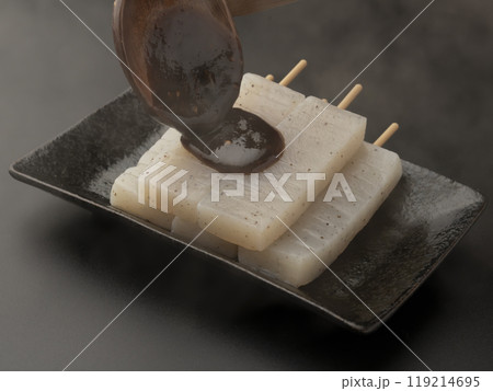 こんにゃく味噌田楽 こんにゃく味噌おでんに味噌だれをかける こんにゃく味噌田楽 こんにゃく味噌おでんに味噌だれをかける 119214695