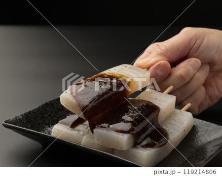 こんにゃく味噌田楽　こんにゃく味噌おでんに味噌を持ち上げる 119214806