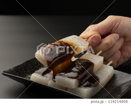 こんにゃく味噌田楽　こんにゃく味噌おでんに味噌を持ち上げる 119214808