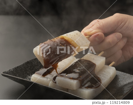 こんにゃく味噌田楽 こんにゃく味噌おでんに味噌を持ち上げる こんにゃく味噌田楽 こんにゃく味噌おでんに味噌を持ち上げる 119214809