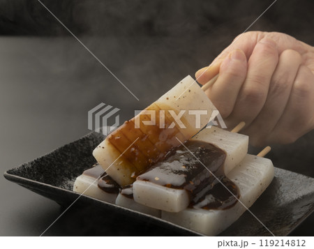 こんにゃく味噌田楽 こんにゃく味噌おでんに味噌を持ち上げる こんにゃく味噌田楽 こんにゃく味噌おでんに味噌を持ち上げる 119214812