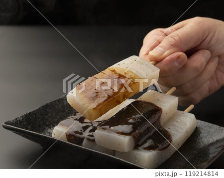 こんにゃく味噌田楽　こんにゃく味噌おでんに味噌を持ち上げる 119214814