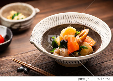 煮物 じゃがいも 人参 ちくわ こんにゃく 小鹿田焼 煮物 じゃがいも 人参 ちくわ こんにゃく 小鹿田焼 119215868