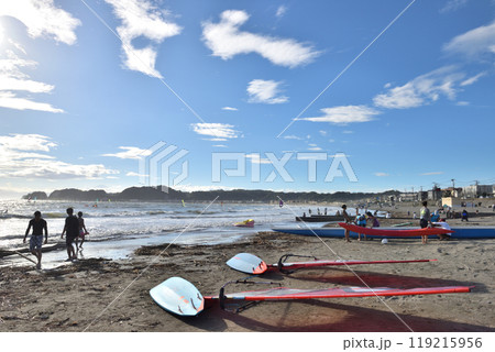 ウインドサーファーが集まる鎌倉材木座海岸 119215956