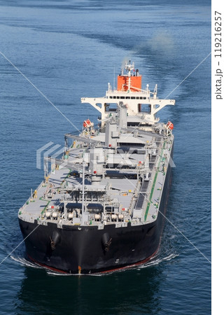 来島海峡大橋に向かってくる大型貨物船 来島海峡大橋に向かってくる大型貨物船 119216257