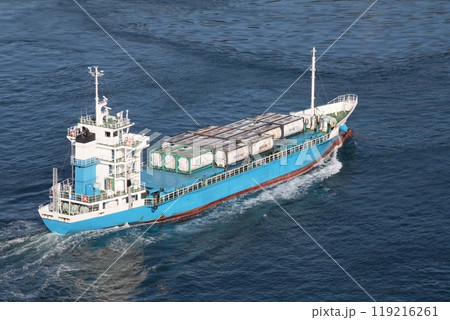 来島海峡大橋を通過し斎灘に向かう小型貨物船 119216261