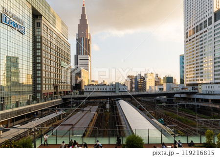 夕方の新宿駅南口を楽しむ 夕方の新宿駅南口を楽しむ 119216815
