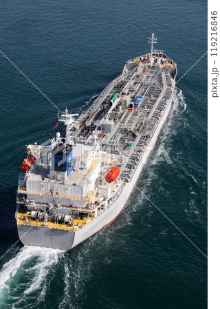 来島海峡大橋の上から見た大型ケミカルタンカー 来島海峡大橋の上から見た大型ケミカルタンカー 119216846