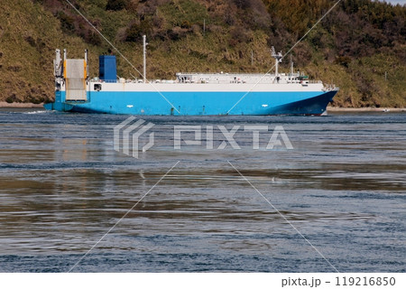 来島海峡大橋を通過する自動車運搬船 119216850