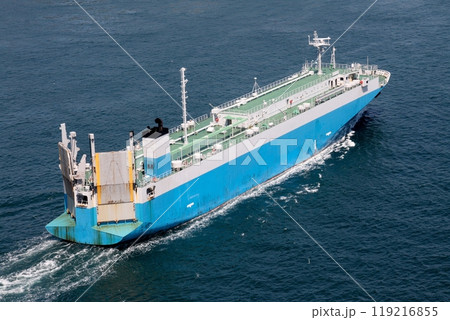 来島海峡大橋を通過し斎灘に向かう自動車運搬船 来島海峡大橋を通過し斎灘に向かう自動車運搬船 119216855