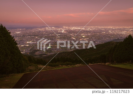 【夜景100選】揖斐郡池田町、池田の森公園から眺める濃尾平野の夕景 119217023