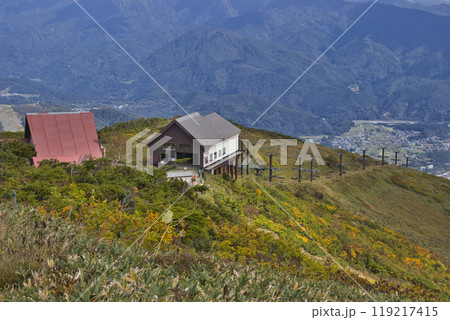 八方尾根自然研究路から見た美しい紅葉と八方池山荘・リーゼンクワッド　長野県白馬村 119217415
