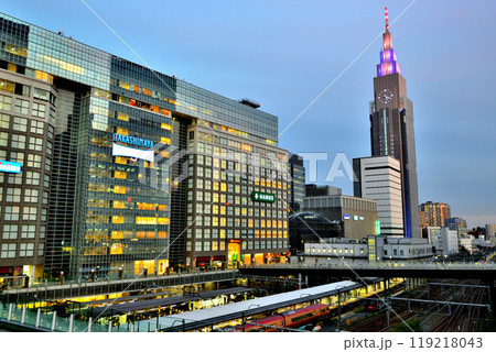 新宿バスタから望む代々木駅方面の夕景 119218043