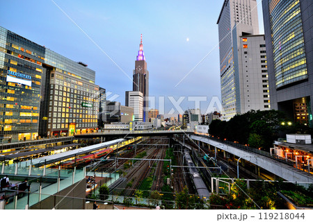 新宿バスタから望む代々木駅方面の夕景 新宿バスタから望む代々木駅方面の夕景 119218044