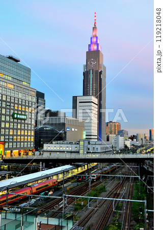 新宿バスタから望む代々木駅方面の夕景 119218048