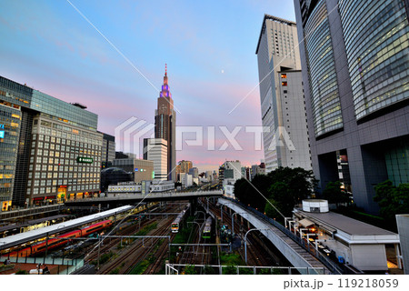 新宿バスタから望む代々木駅方面の夕景 新宿バスタから望む代々木駅方面の夕景 119218059