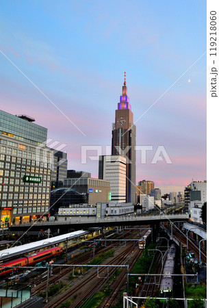 新宿バスタから望む代々木駅方面の夕景 119218060