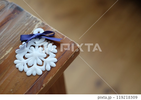 グルーガンで作った雪の結晶オーナメント 119218309