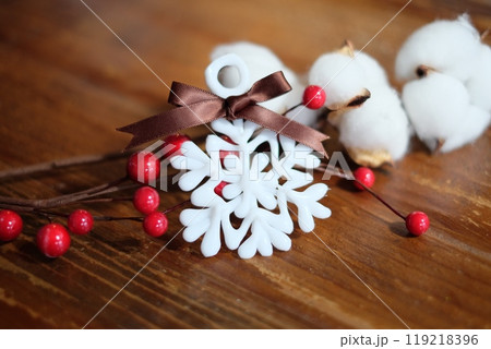 グルーガンで作った雪の結晶オーナメント　秋冬のイメージ 119218396